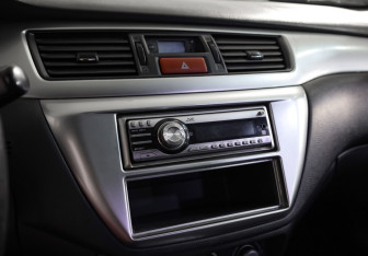 Подержанный автомобиль Mitsubishi Lancer Sedan 2006 года (14 фото)