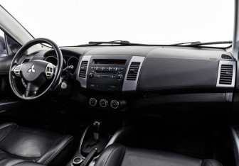 Подержанный автомобиль Mitsubishi Outlander 2010 года (9 фото)