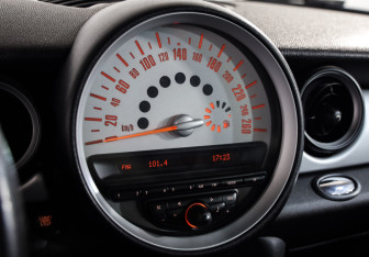 Подержанный автомобиль MINI Hatch 2012 года (12 фото)