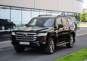 Подержанный автомобиль Toyota Land Cruiser Suv 2022 года (3 фото)