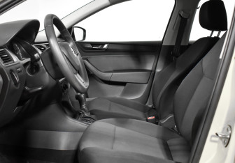 Подержанный автомобиль Skoda Rapid Liftback 2017 года (10 фото)
