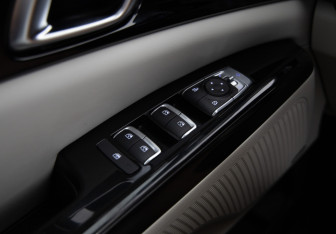 Подержанный автомобиль Kia Carnival 2023 года (23 фото)