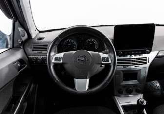 Подержанный автомобиль Opel Astra Sedan 2011 года (13 фото)