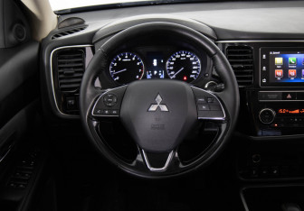 Подержанный автомобиль Mitsubishi Outlander 2019 года (10 фото)