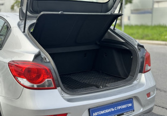 Подержанный автомобиль Chevrolet Cruze Hatchback 2012 года (17 фото)