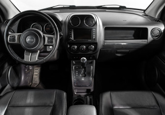 Подержанный автомобиль Jeep Compass 2012 года (14 фото)