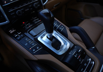 Подержанный автомобиль Porsche Cayenne 2015 года (11 фото)