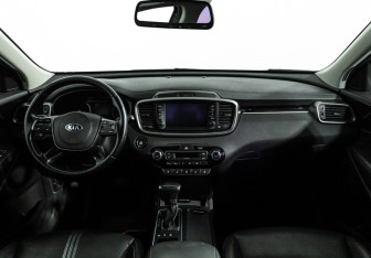 Подержанный автомобиль Kia Sorento 2018 года (13 фото)