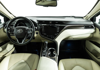 Подержанный автомобиль Toyota Camry Sedan 2020 года (13 фото)