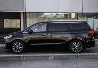 Подержанный автомобиль Kia Carnival 2020 года (8 фото)