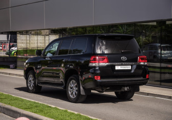 Подержанный автомобиль Toyota Land Cruiser Suv 2016 года (8 фото)