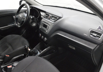 Подержанный автомобиль Kia Rio Sedan 2016 года (12 фото)