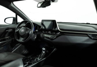 Подержанный автомобиль Toyota C-HR 2019 года (9 фото)