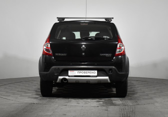 Подержанный автомобиль Renault Sandero 2013 года (6 фото)