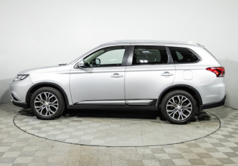 Подержанный автомобиль Mitsubishi Outlander 2017 года (8 фото)
