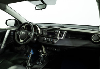 Подержанный автомобиль Toyota RAV4 2013 года (9 фото)
