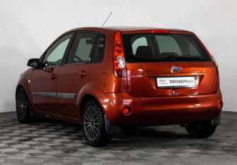Подержанный автомобиль Ford Fiesta Hatchback 2007 года (7 фото)