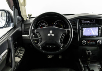Подержанный автомобиль Mitsubishi Pajero 2014 года (14 фото)