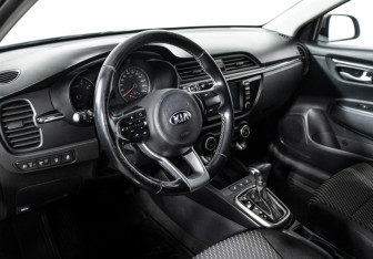 Подержанный автомобиль Kia Rio Sedan 2018 года (11 фото)