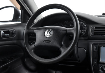 Подержанный автомобиль Volkswagen Passat Sedan 2004 года (14 фото)