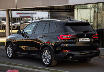 Подержанный автомобиль BMW X5 2021 года (7 фото)
