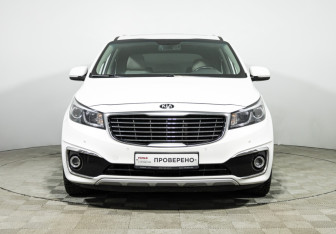 Подержанный автомобиль Kia Carnival 2017 года (2 фото)