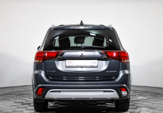 Подержанный автомобиль Mitsubishi Outlander 2018 года (6 фото)