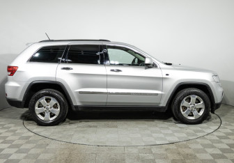 Подержанный автомобиль Jeep Grand Cherokee 2012 года (4 фото)