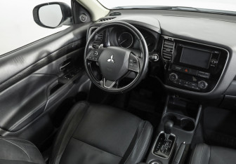 Подержанный автомобиль Mitsubishi Outlander 2015 года (9 фото)