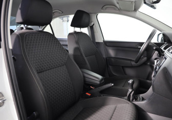 Подержанный автомобиль Skoda Rapid Liftback 2016 года (16 фото)