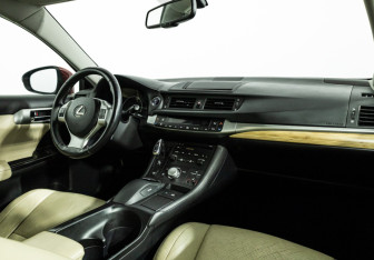 Подержанный автомобиль Lexus CT 2011 года (9 фото)