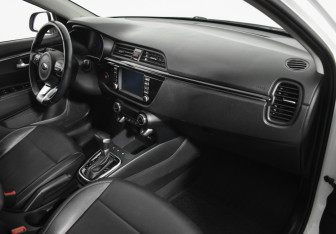 Подержанный автомобиль Kia Rio Hatchback 2017 года (12 фото)