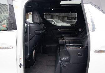 Подержанный автомобиль Toyota Alphard 2019 года (11 фото)