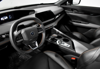 Подержанный автомобиль Changan UNI-V 2023 года (9 фото)