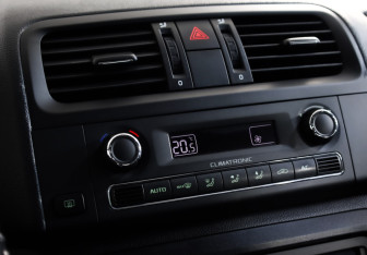 Подержанный автомобиль Skoda Fabia Hatchback 2011 года (13 фото)