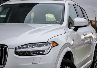Подержанный автомобиль Volvo XC90 2022 года (2 фото)