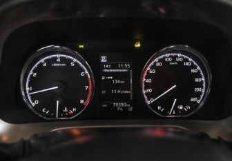 Подержанный автомобиль Toyota RAV4 2017 года (14 фото)