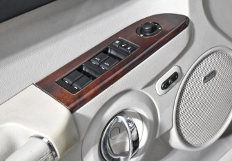 Подержанный автомобиль Jeep Commander 2008 года (10 фото)