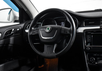 Подержанный автомобиль Skoda Superb Liftback 2011 года (17 фото)