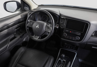 Подержанный автомобиль Mitsubishi Outlander 2018 года (8 фото)