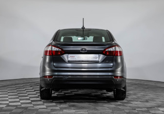 Подержанный автомобиль Ford Fiesta Sedan 2016 года (6 фото)