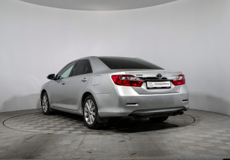 Подержанный автомобиль Toyota Camry Sedan 2011 года (7 фото)