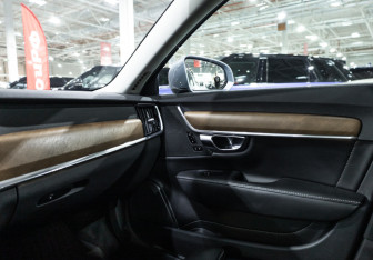 Подержанный автомобиль Volvo S90 2017 года (32 фото)