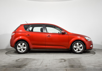 Подержанный автомобиль Kia Ceed Hatchback 2011 года (4 фото)
