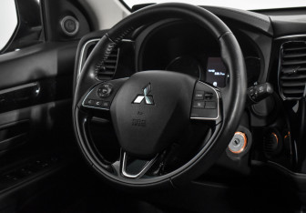 Подержанный автомобиль Mitsubishi Outlander 2020 года (14 фото)