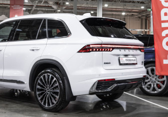 Подержанный автомобиль Geely Monjaro 2025 года (13 фото)