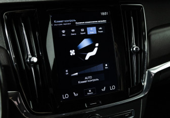 Подержанный автомобиль Volvo V90 Cross Country 2017 года (18 фото)