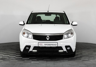 Подержанный автомобиль Renault Sandero 2013 года (2 фото)