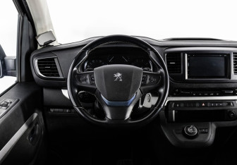 Подержанный автомобиль Peugeot Traveller 2019 года (11 фото)