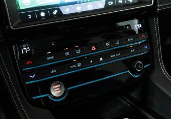 Подержанный автомобиль Jaguar F-Pace 2016 года (22 фото)